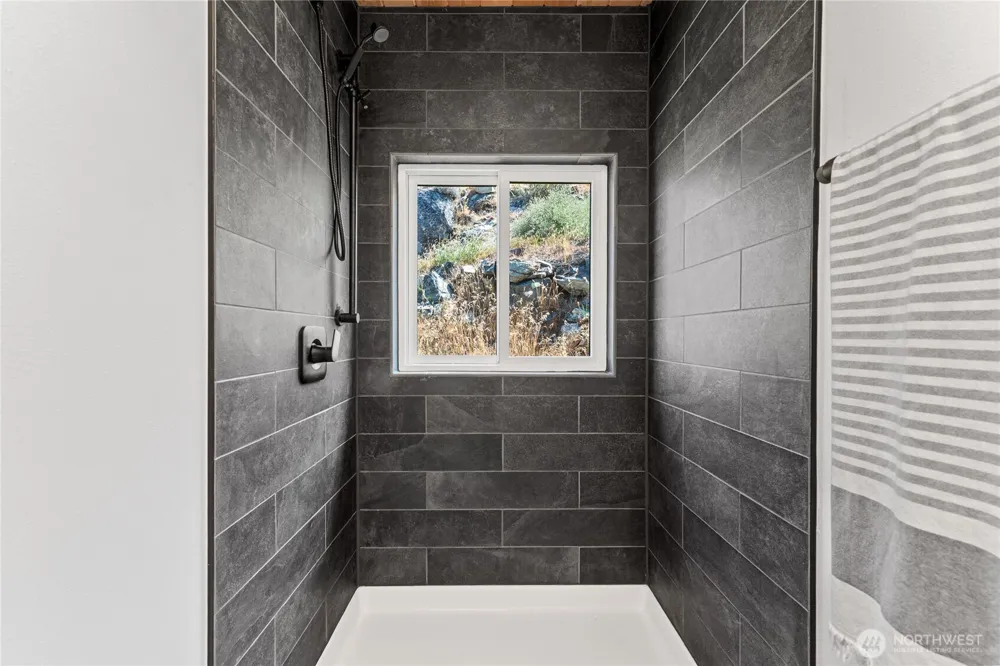 152 Waterfront Terrace Lane Manson, WA 98831