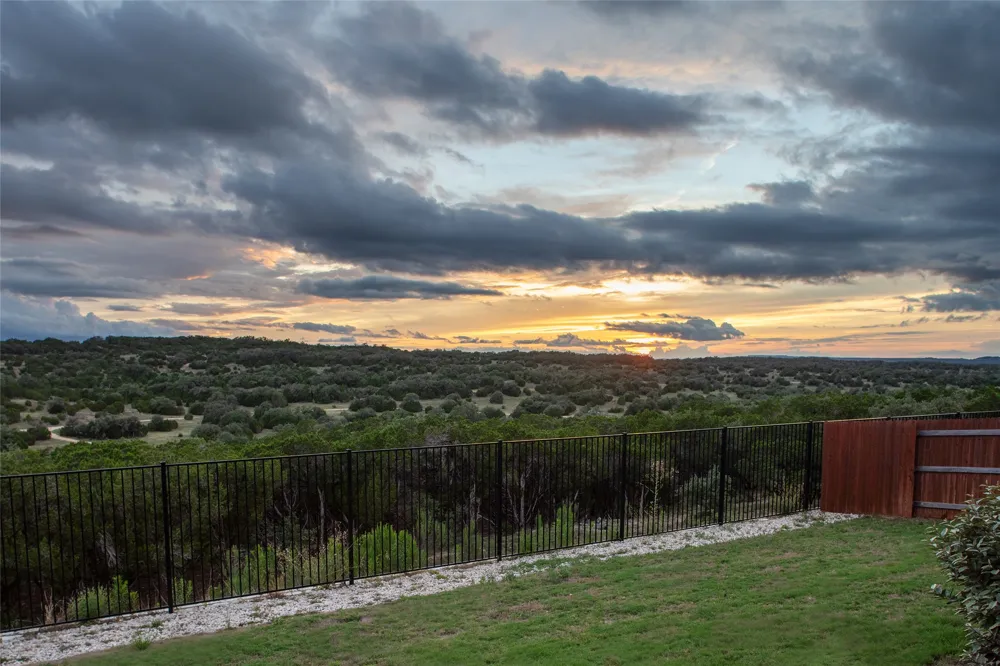 6808 Cliff Rose Drive Spicewood, TX 78669