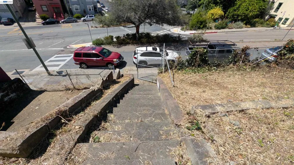176 Orange St Oakland, CA 94610