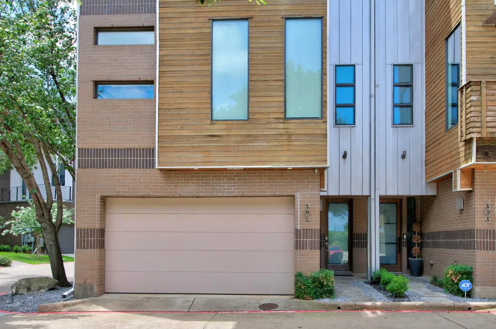 381 E Greenbriar Lane #304 Dallas, TX 75203