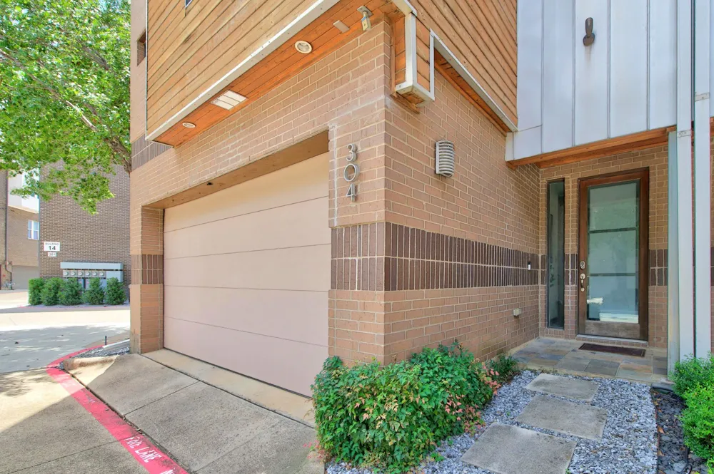 381 E Greenbriar Lane #304 Dallas, TX 75203