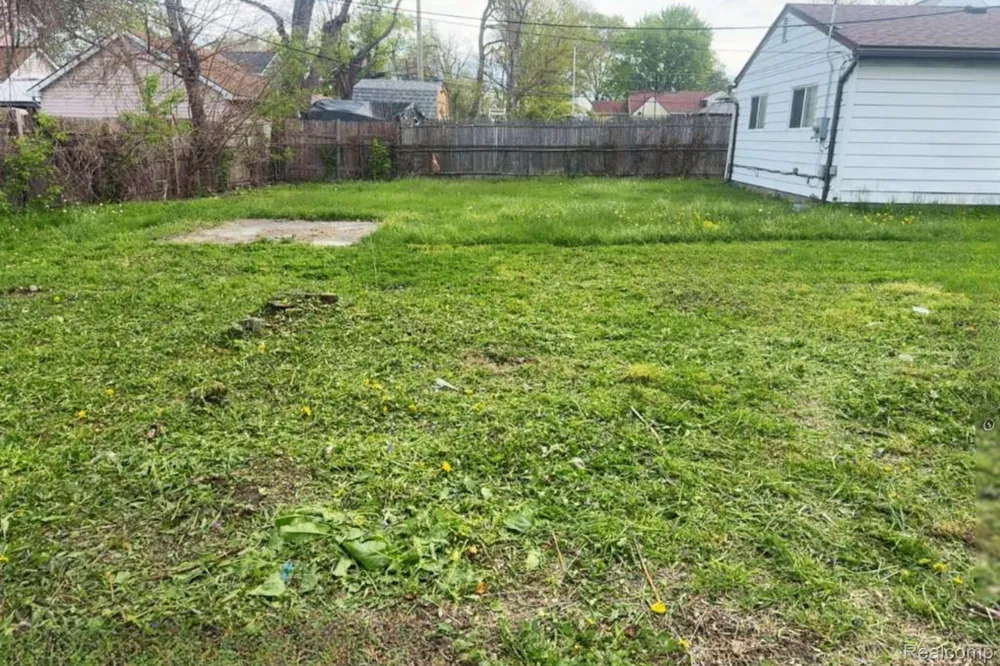 1317 E Muir Avenue Hazel Park City, MI 48030