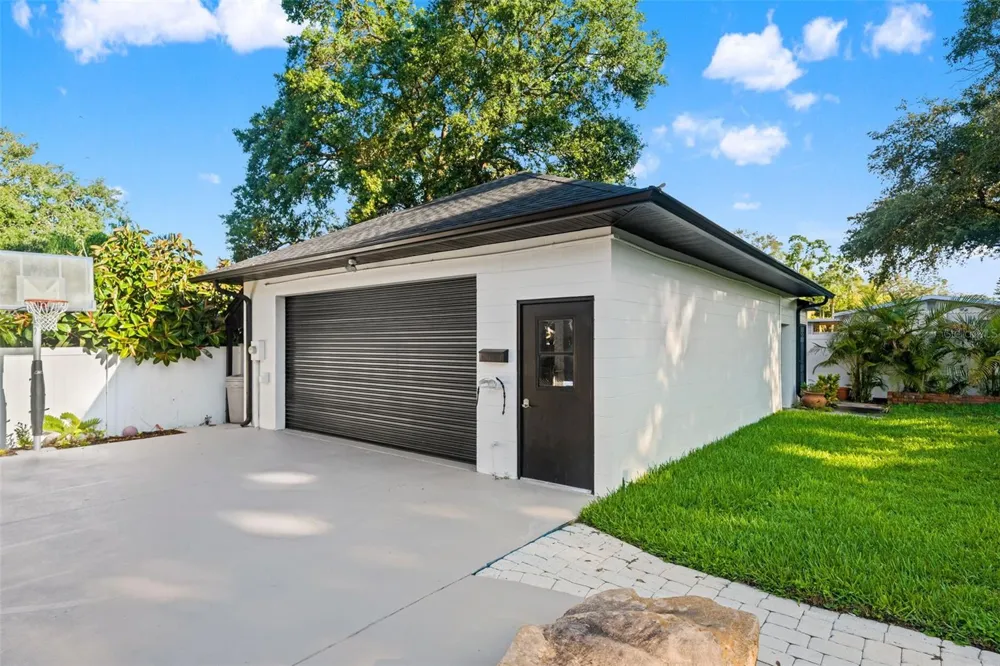 2521 LAKE ELLEN DRIVE Tampa, FL 33618