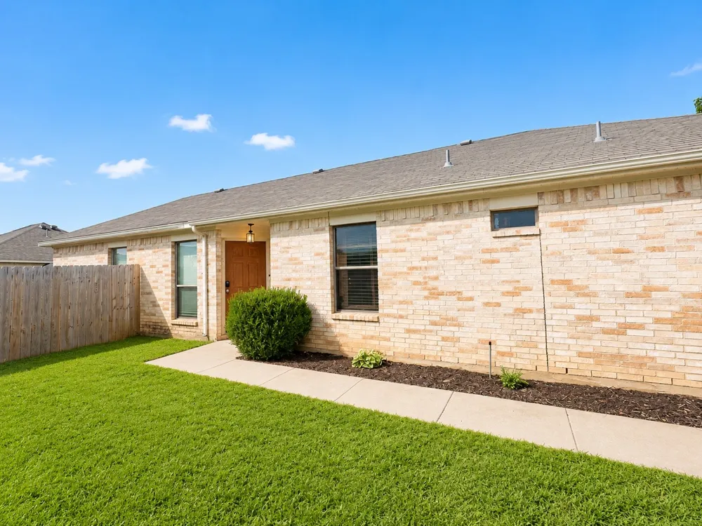 1249 Cottonwood Drive Crowley, TX 76036