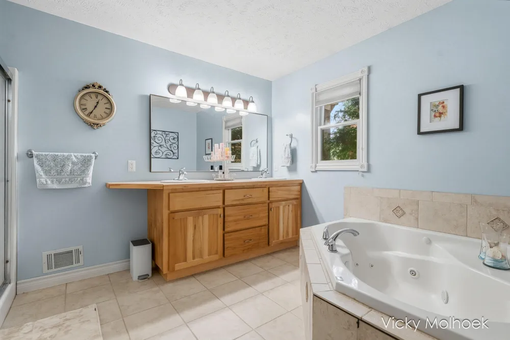 817 Pheasant Ridge Drive Hastings, MI 49058