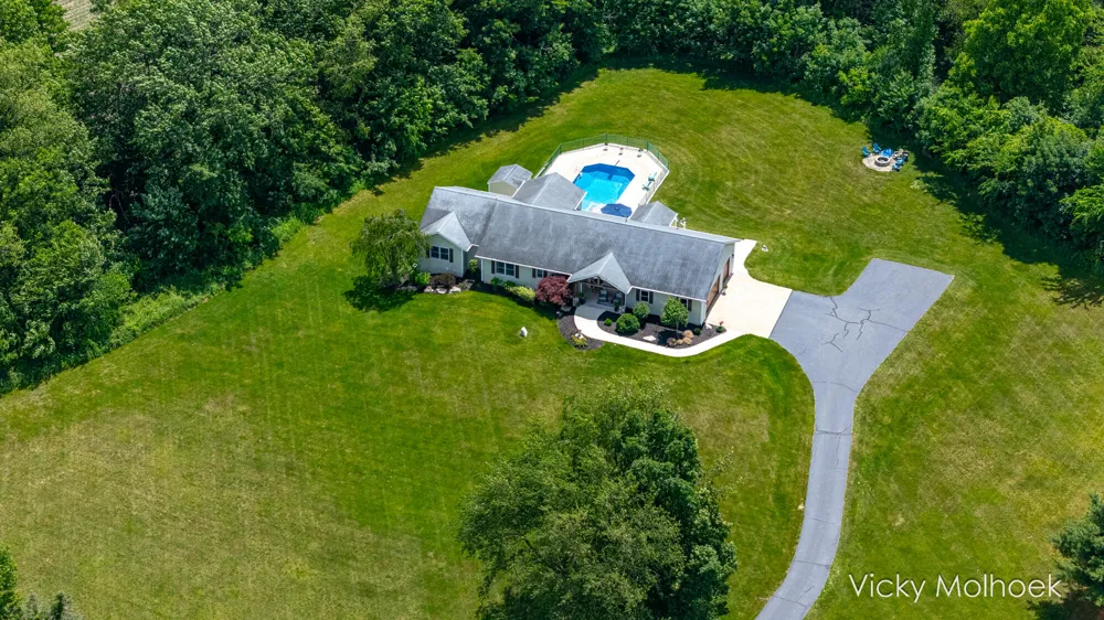 817 Pheasant Ridge Drive Hastings, MI 49058