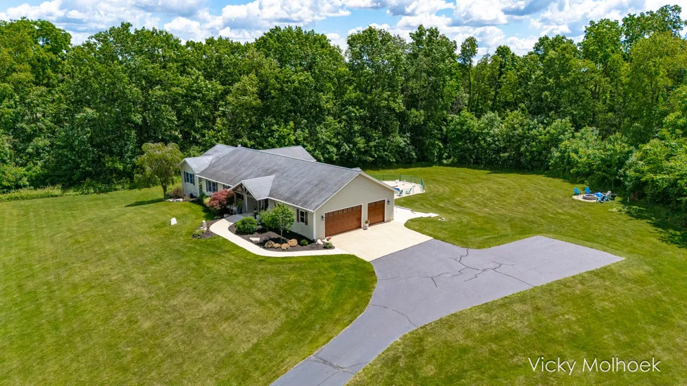 817 Pheasant Ridge Drive Hastings, MI 49058
