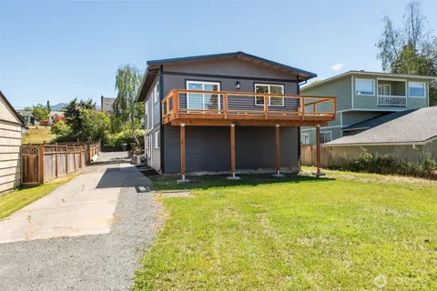 320 E Lopez Avenue