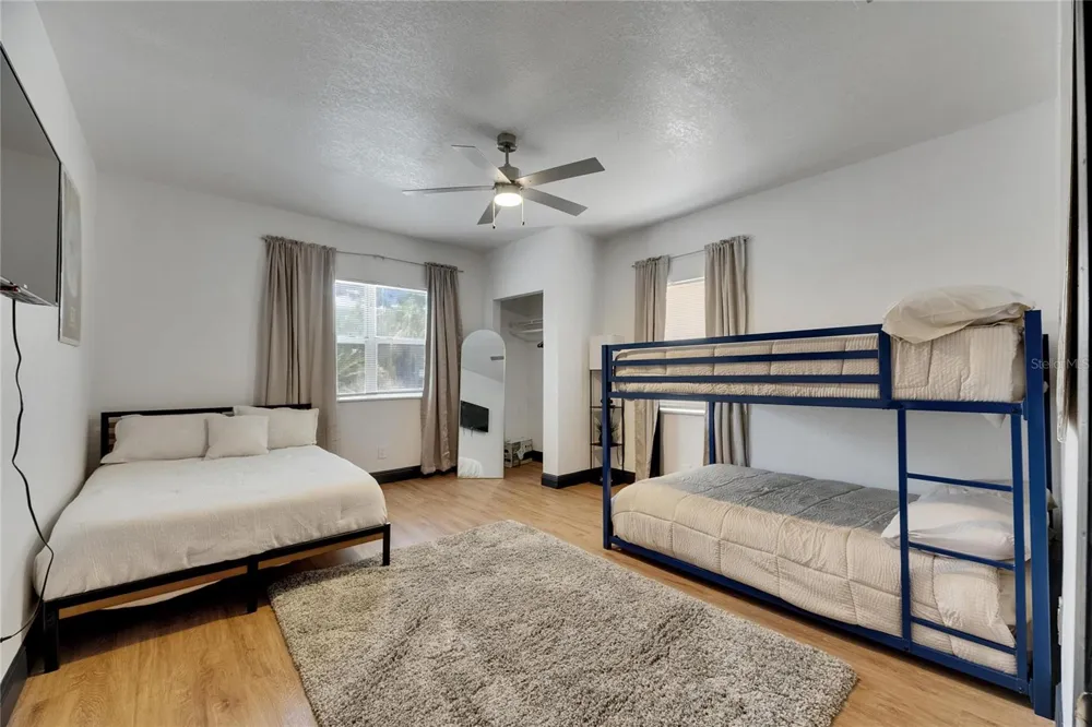 1009 E COLUMBUS DRIVE Tampa, FL 33605