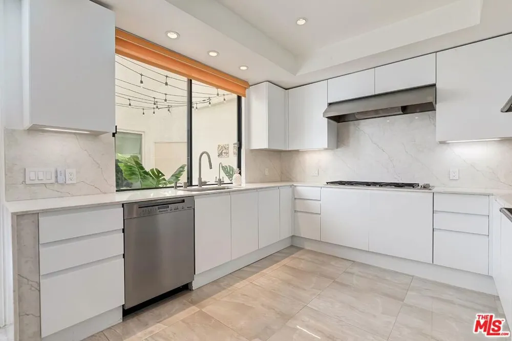 2172 Century Los Angeles, CA 90067