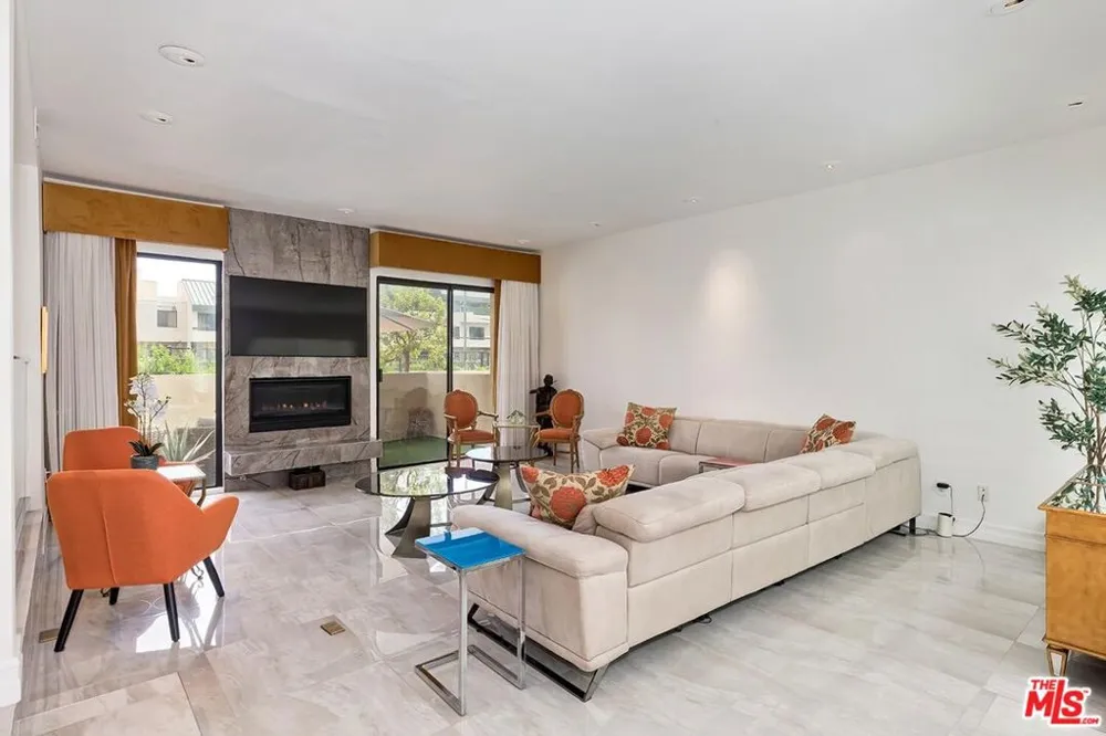 2172 Century Los Angeles, CA 90067
