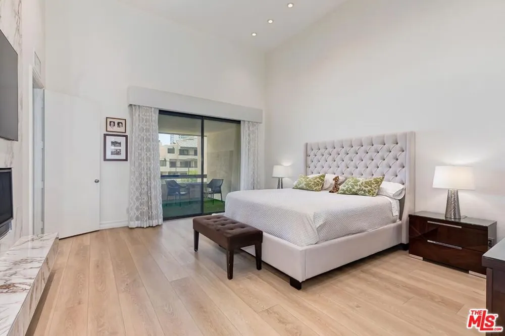 2172 Century Los Angeles, CA 90067