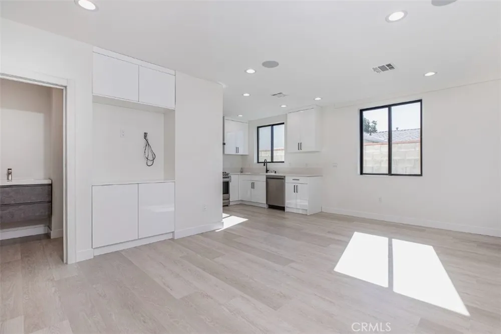 7446 Mammoth Avenue Van Nuys, CA 91405