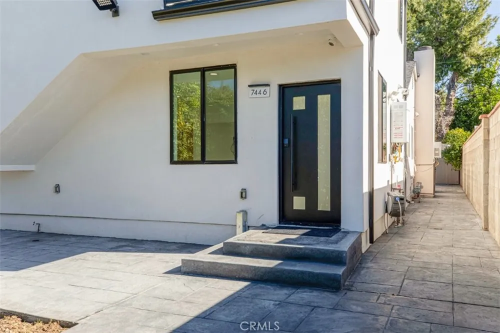 7446 Mammoth Avenue Van Nuys, CA 91405