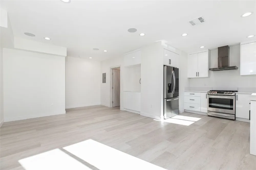 7446 Mammoth Avenue Van Nuys, CA 91405