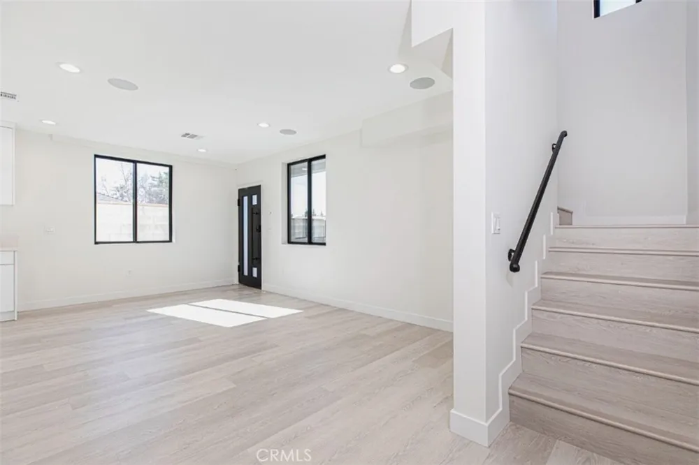 7446 Mammoth Avenue Van Nuys, CA 91405