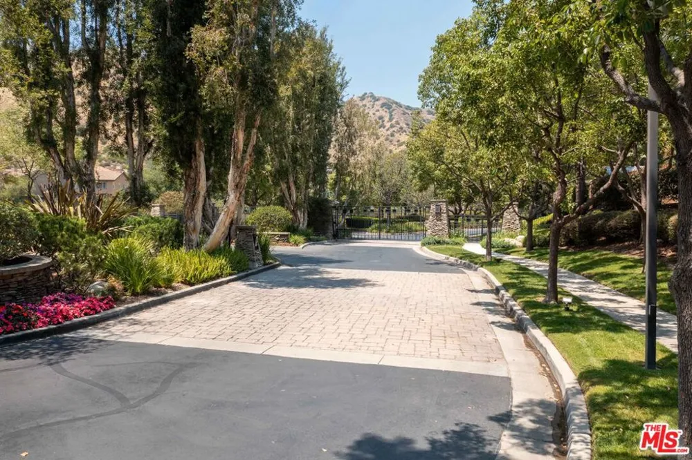 22 Moonridge Court Azusa, CA 91702