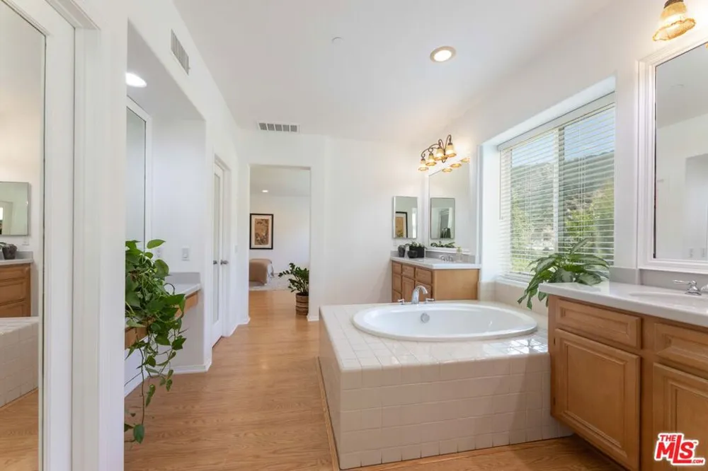 22 Moonridge Court Azusa, CA 91702