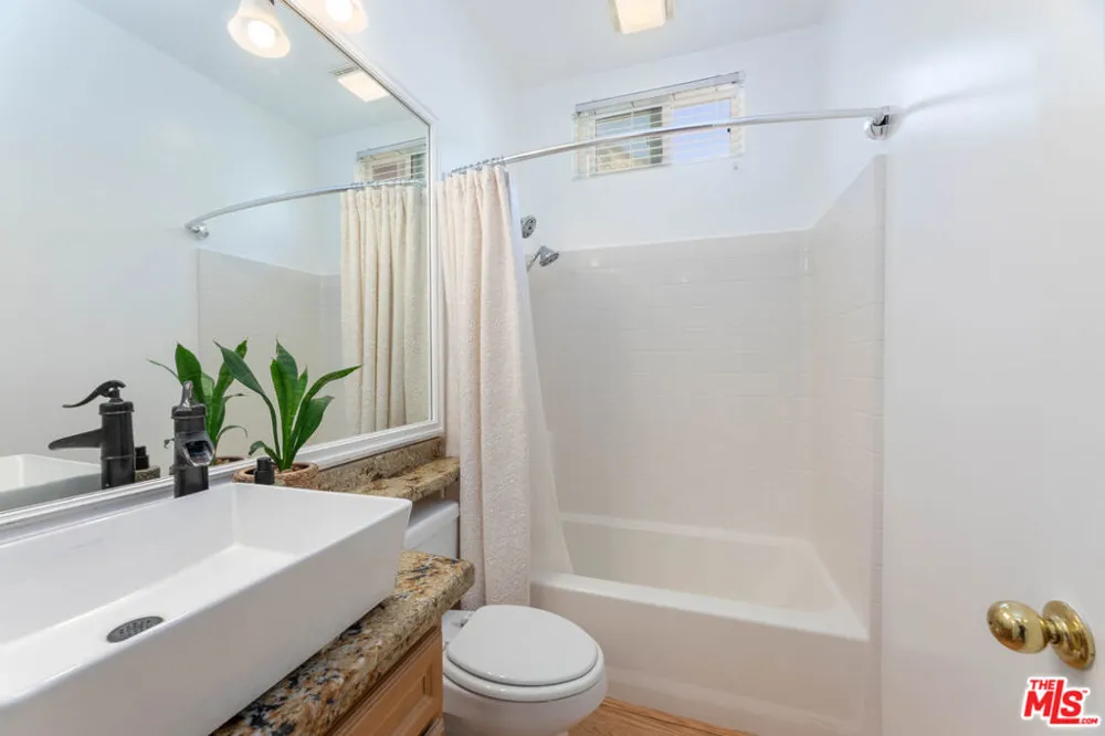 22 Moonridge Court Azusa, CA 91702