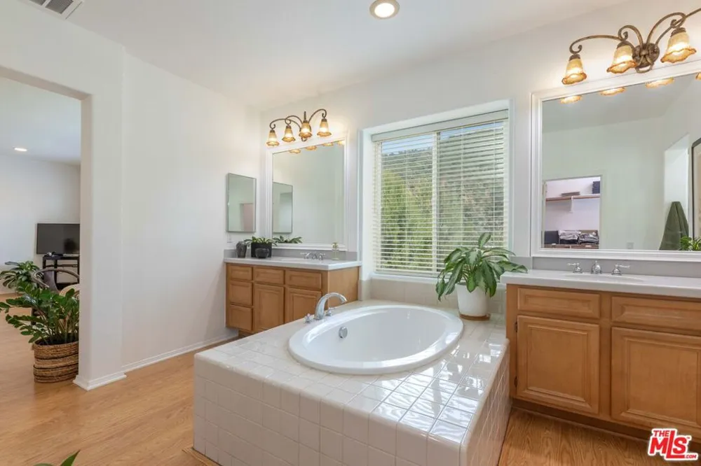 22 Moonridge Court Azusa, CA 91702