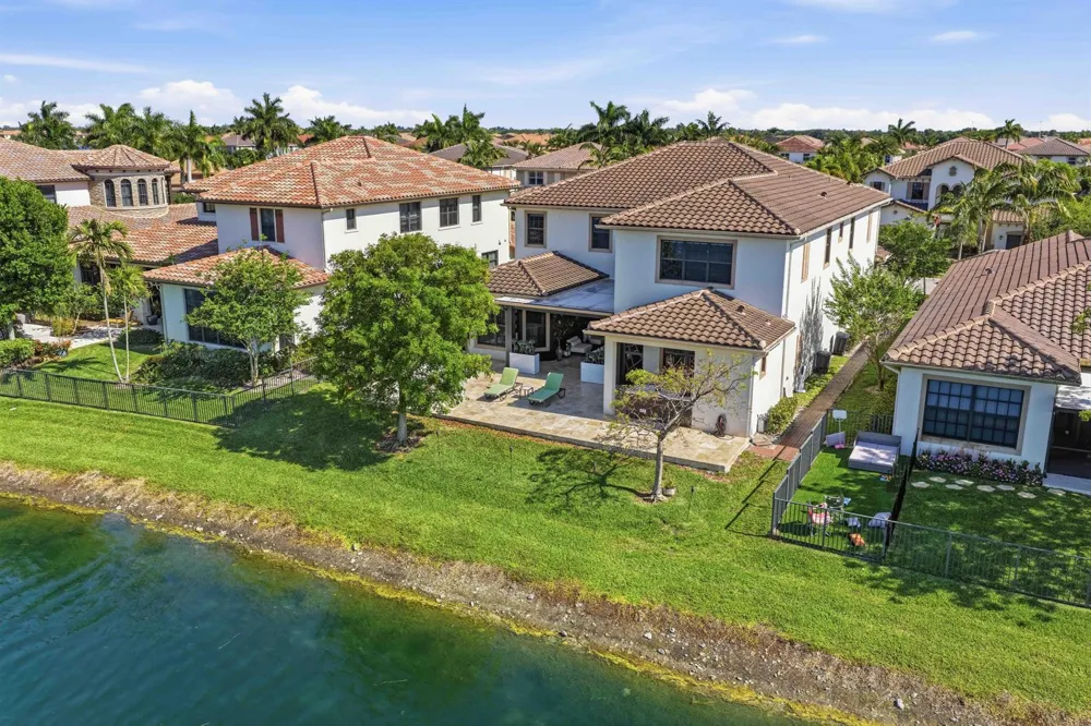 10271 Peninsula Place Parkland, FL 33076
