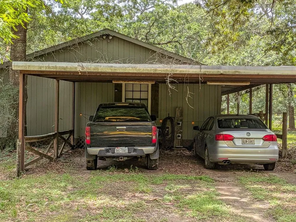 6099 County Road 302 Navasota, TX 77868