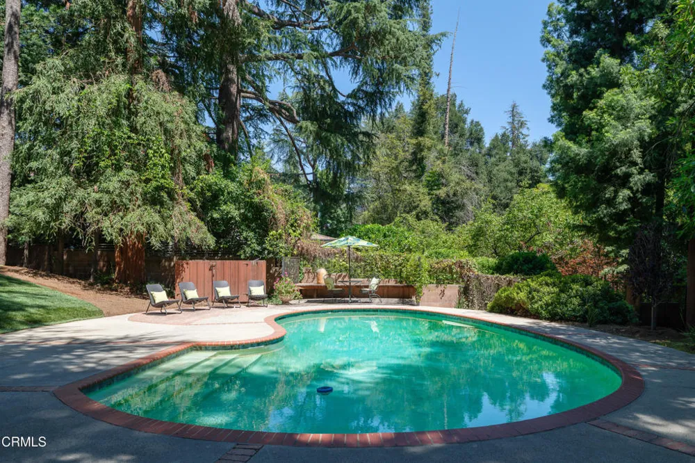 1720 Earlmont Avenue La Canada Flintridge, CA 91011