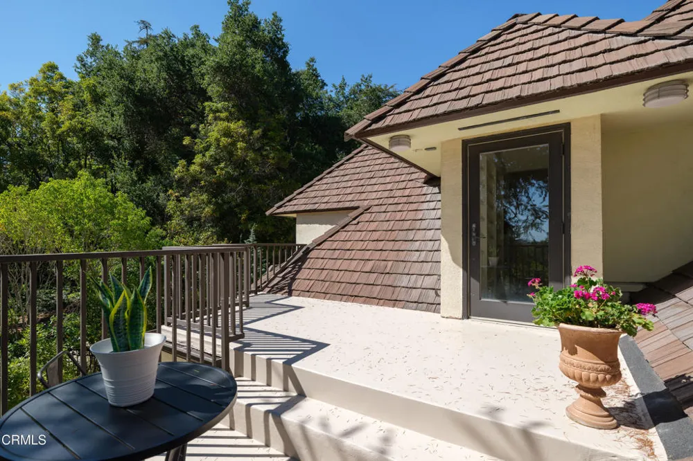 1720 Earlmont Avenue La Canada Flintridge, CA 91011