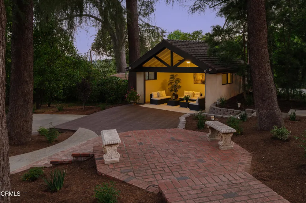 1720 Earlmont Avenue La Canada Flintridge, CA 91011