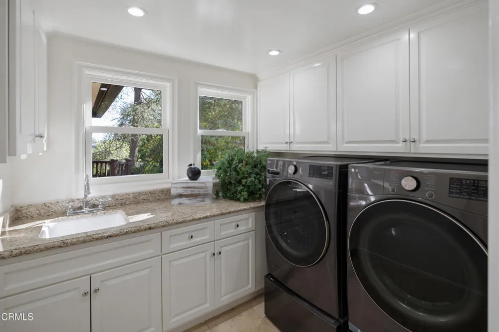 1720 Earlmont Avenue La Canada Flintridge, CA 91011