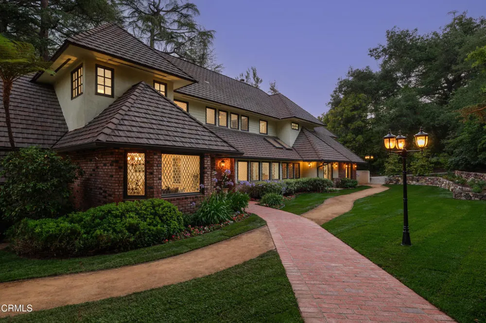 1720 Earlmont Avenue La Canada Flintridge, CA 91011