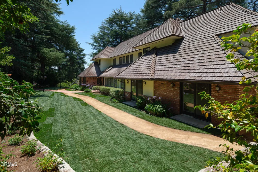 1720 Earlmont Avenue La Canada Flintridge, CA 91011