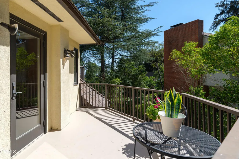 1720 Earlmont Avenue La Canada Flintridge, CA 91011