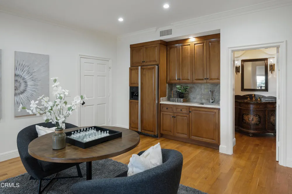 1720 Earlmont Avenue La Canada Flintridge, CA 91011