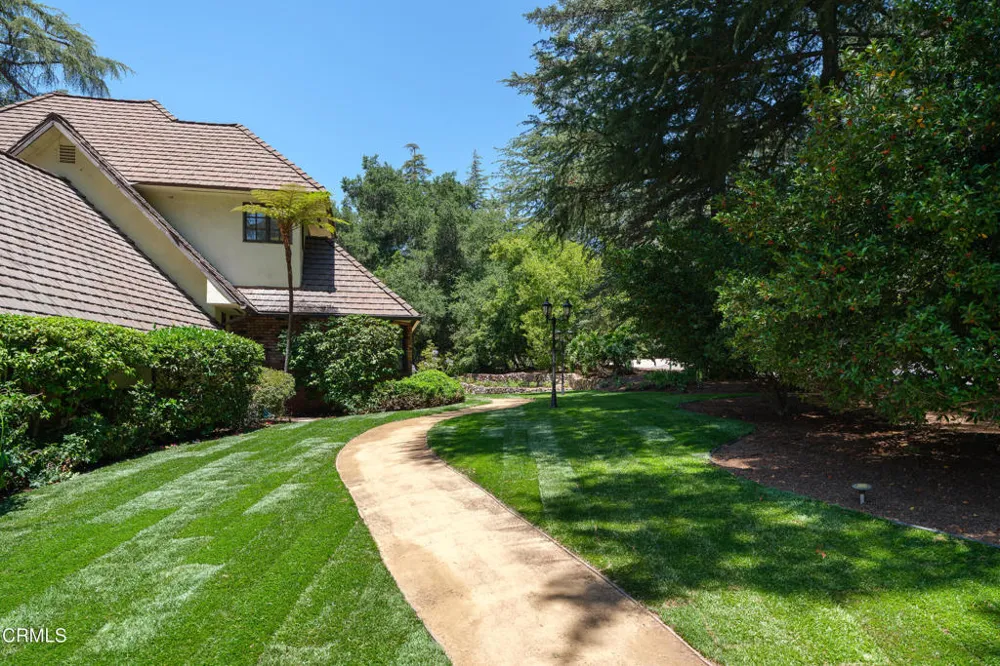 1720 Earlmont Avenue La Canada Flintridge, CA 91011