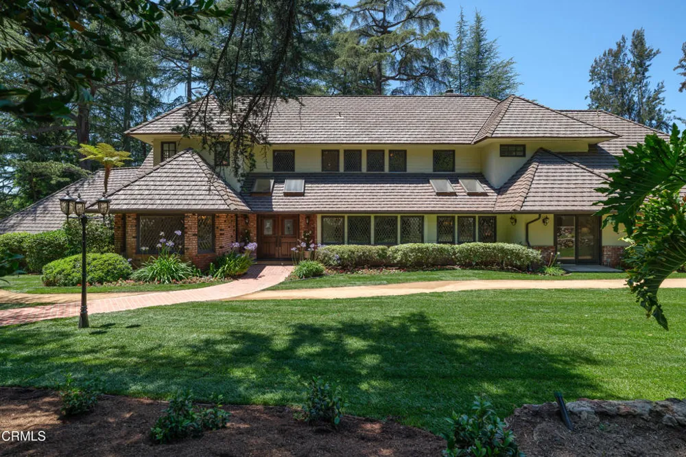1720 Earlmont Avenue La Canada Flintridge, CA 91011