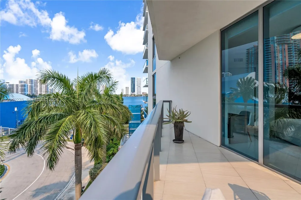 3300 NE 188th St #318 Aventura, FL 33180