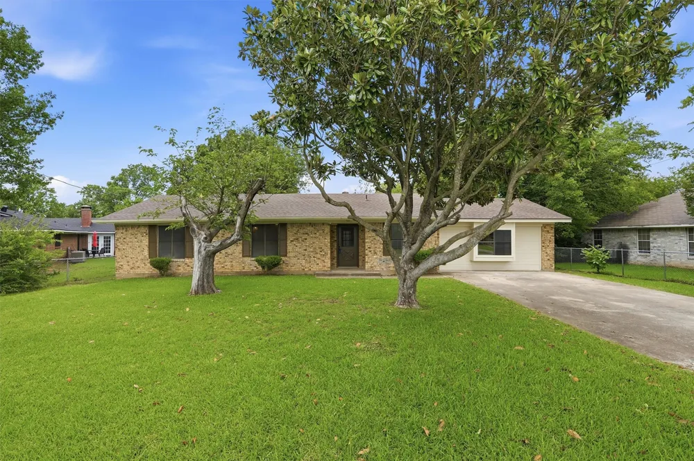 108 Loraine Street Pottsboro, TX 75076