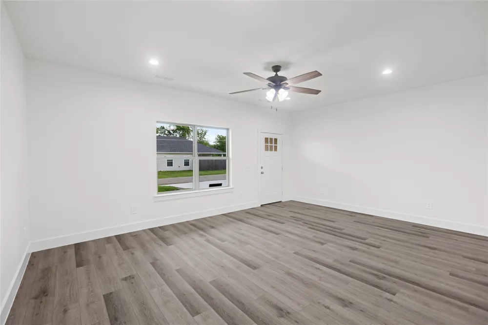 209 W Bonham Street Tom Bean, TX 75489