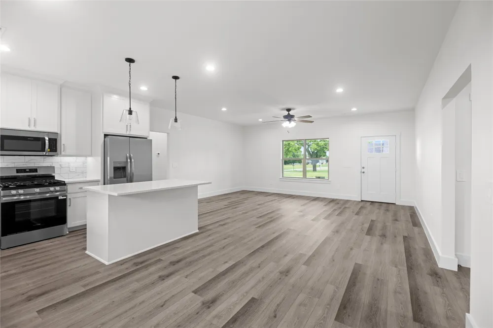 209 W Bonham Street Tom Bean, TX 75489
