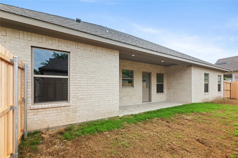 209 W Bonham Street Tom Bean, TX 75489