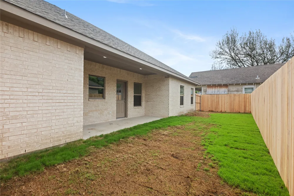 209 W Bonham Street Tom Bean, TX 75489