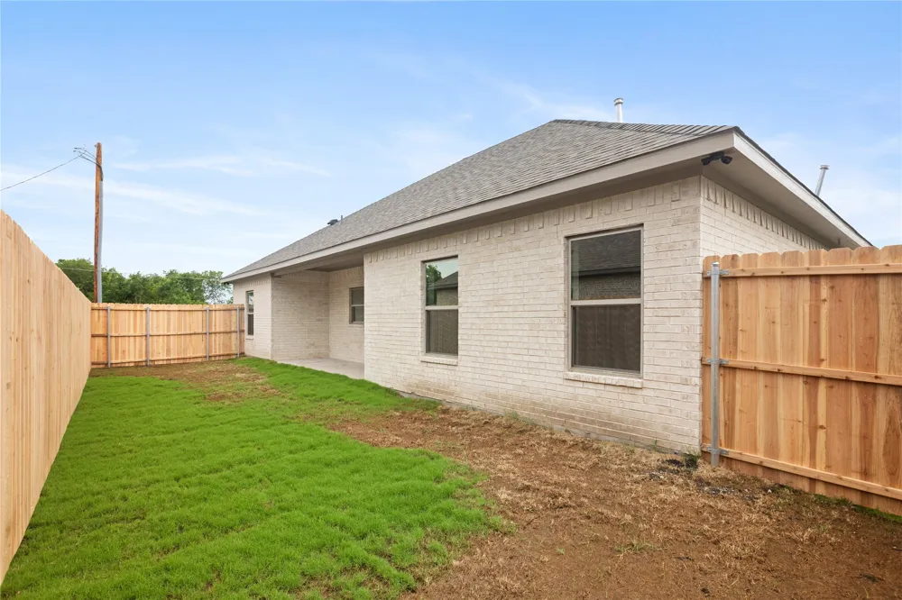 209 W Bonham Street Tom Bean, TX 75489