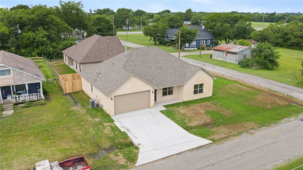 209 W Bonham Street Tom Bean, TX 75489