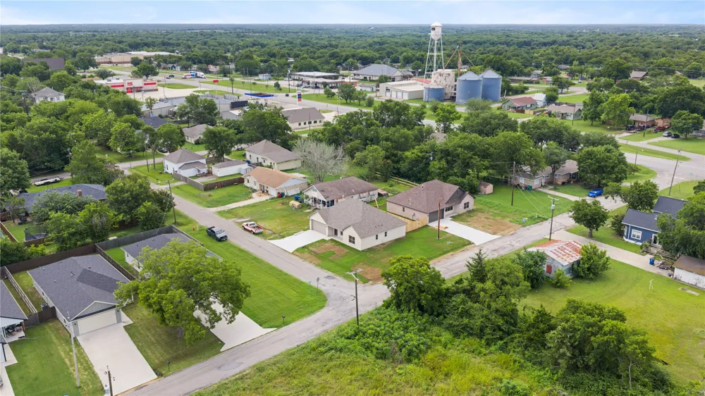 209 W Bonham Street Tom Bean, TX 75489