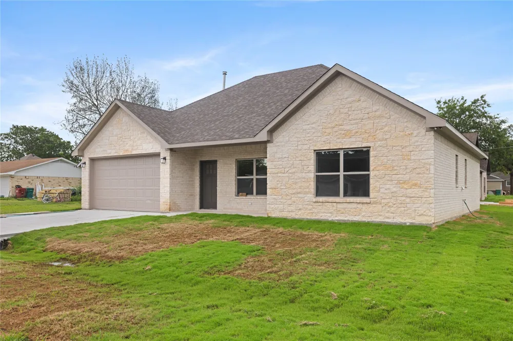 209 W Bonham Street Tom Bean, TX 75489
