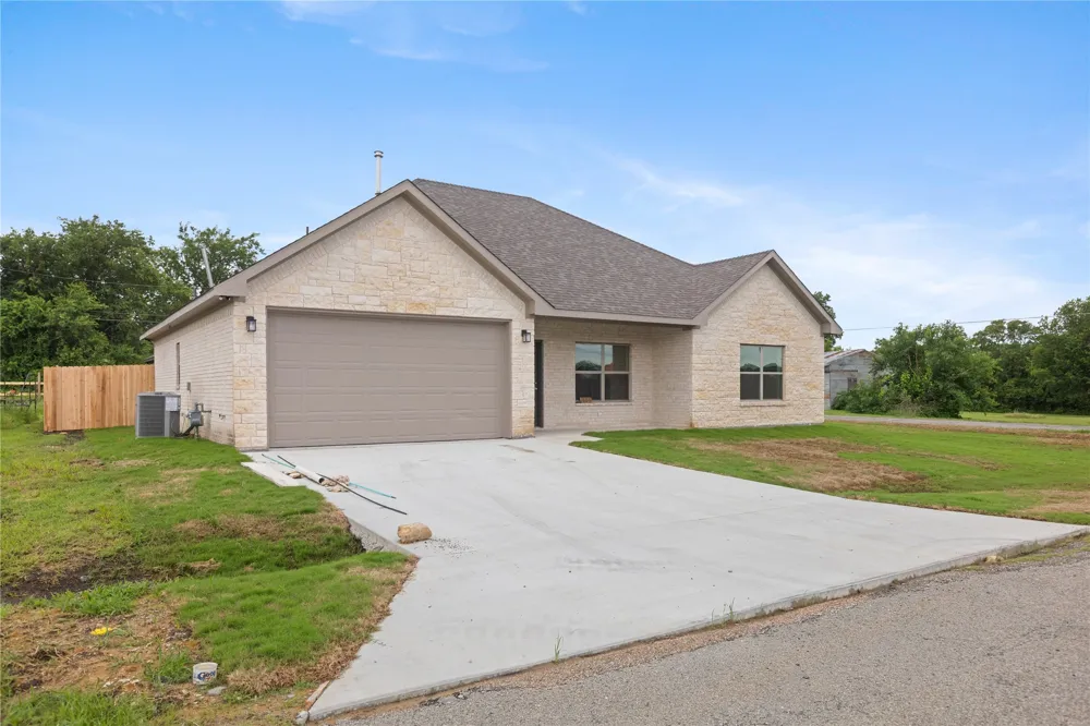 209 W Bonham Street Tom Bean, TX 75489