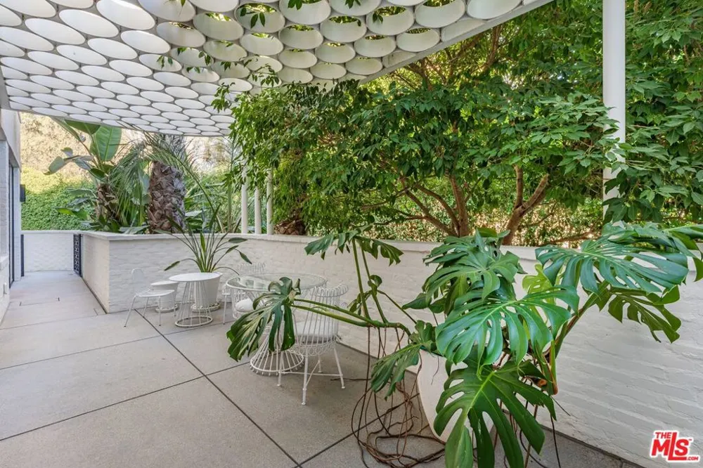 660 Club View Drive Los Angeles, CA 90024