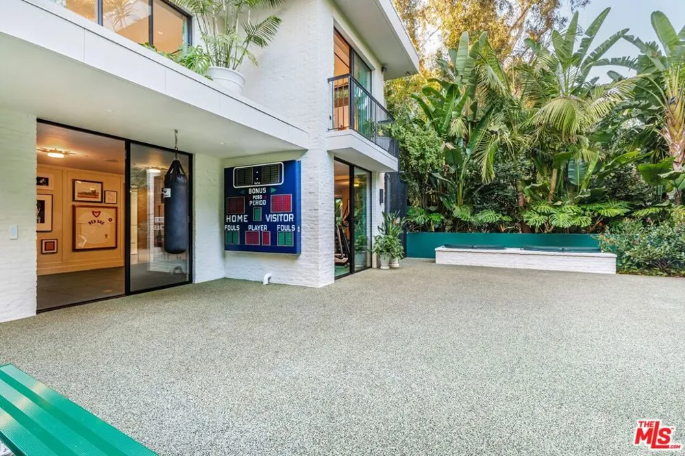 660 Club View Drive Los Angeles, CA 90024