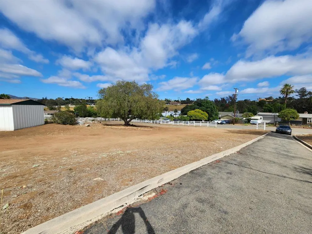 1060 Crest View Rd Vista, CA 92081